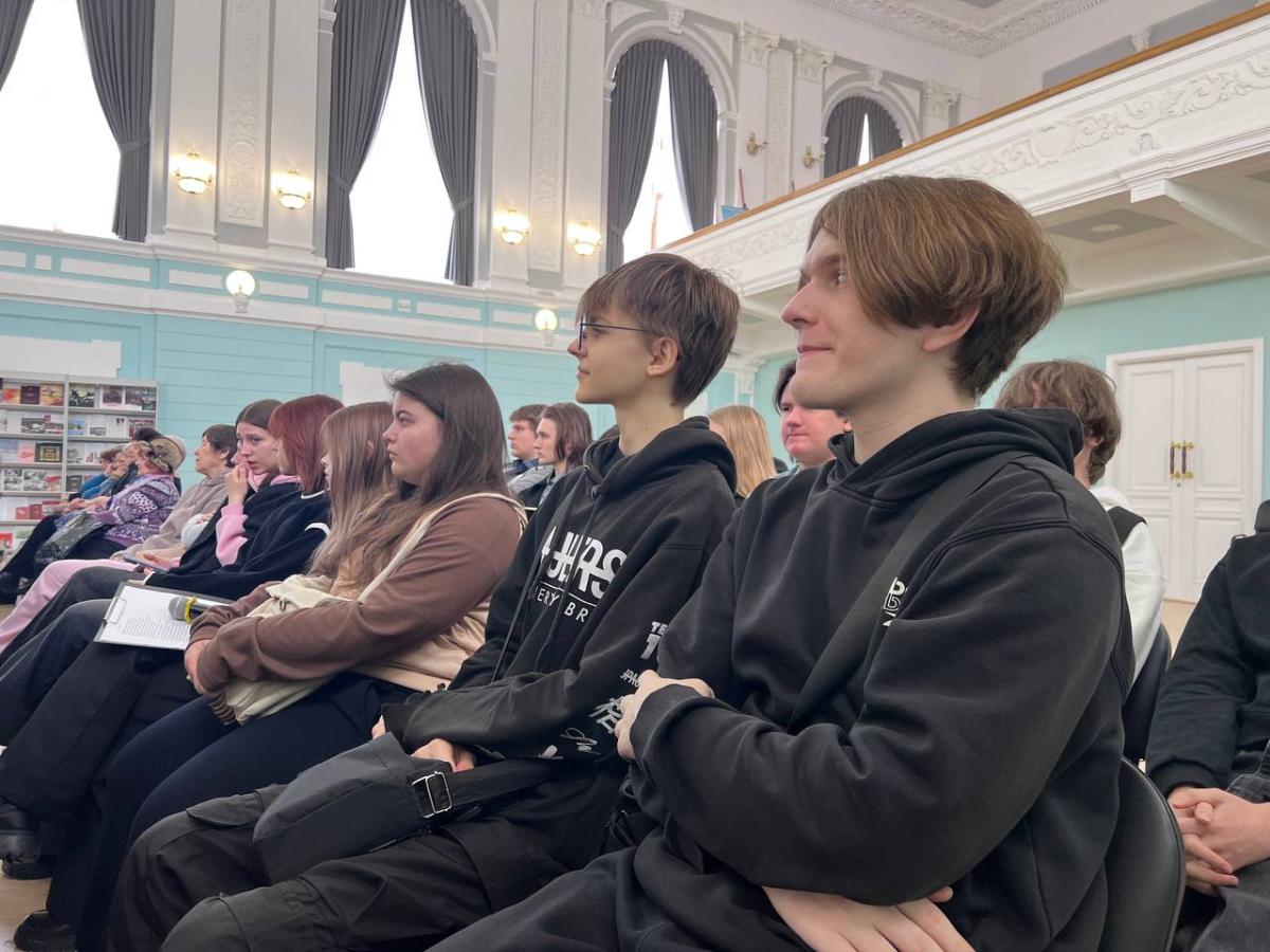 Студенты посетили книжную выставку в областной библиотеке Фото 4