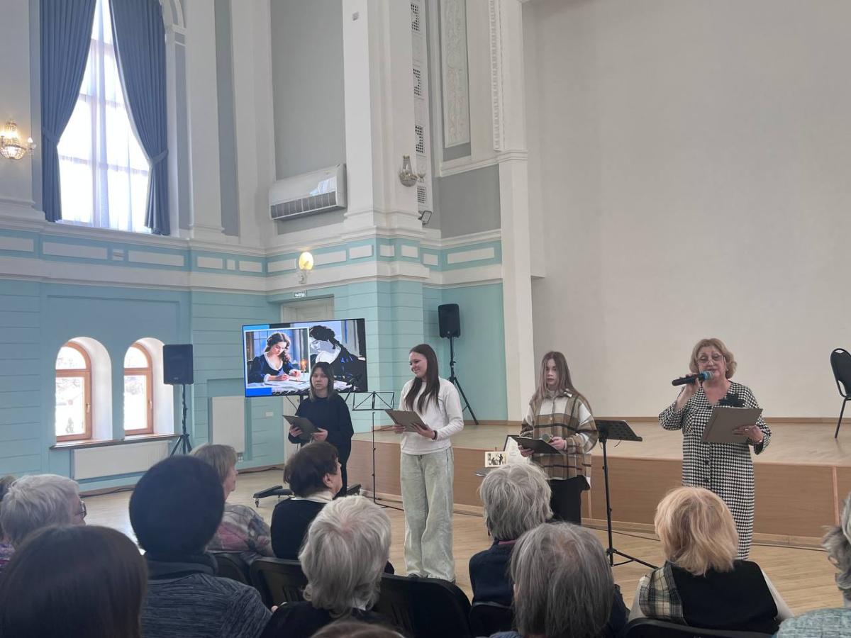 Студенты посетили книжную выставку в областной библиотеке Фото 5