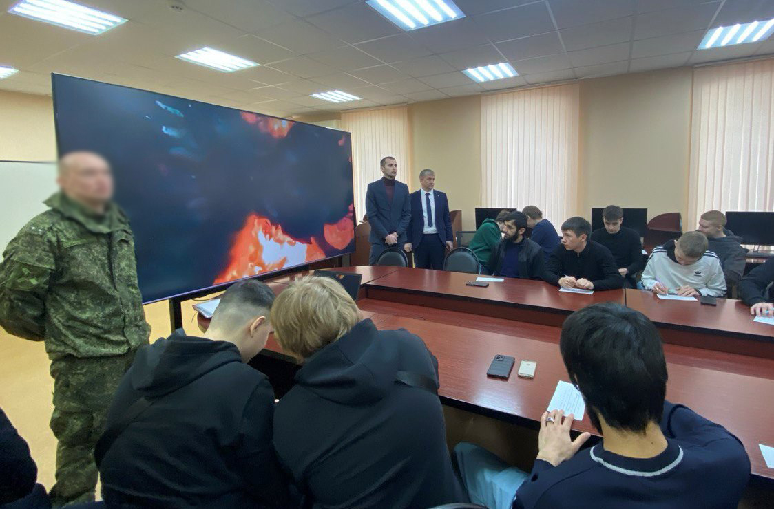 Встреча обучающихся колледжа с представителем войск беспилотных систем Фото 2