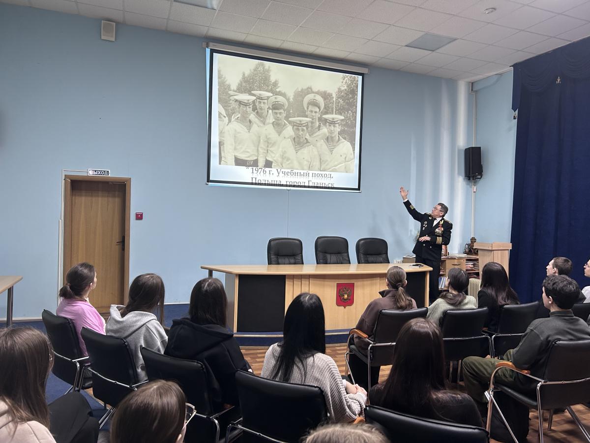 Студенты встретились с офицером-подводником Виктором Токаревым Фото 3 Студенты встретились с офицером-подводником Виктором Токаревым Фото 3