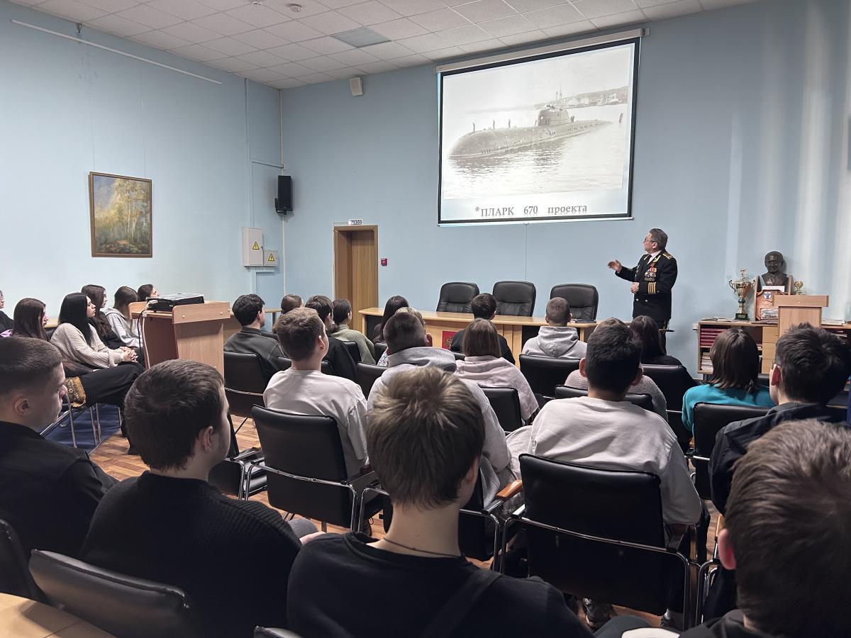 Студенты встретились с офицером-подводником Виктором Токаревым Фото 4 Студенты встретились с офицером-подводником Виктором Токаревым Фото 4