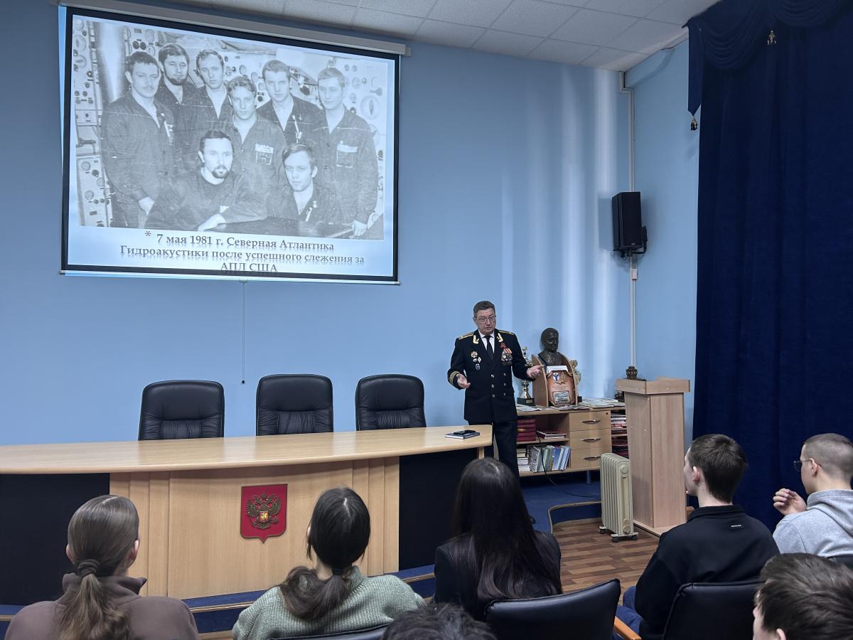 Студенты встретились с офицером-подводником Виктором Токаревым Фото 5 Студенты встретились с офицером-подводником Виктором Токаревым Фото 5