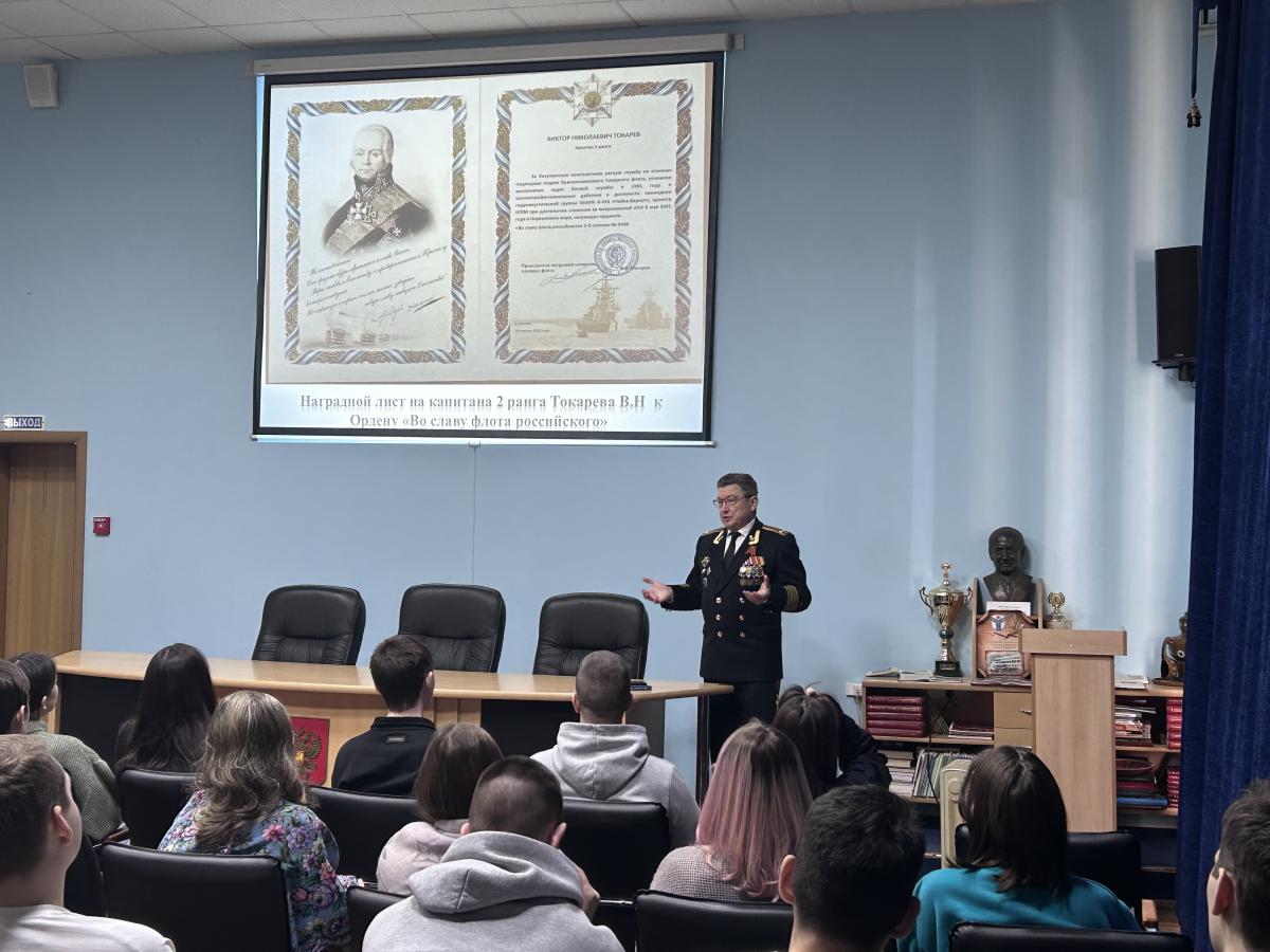 Студенты встретились с офицером-подводником Виктором Токаревым Фото 6 Студенты встретились с офицером-подводником Виктором Токаревым Фото 6