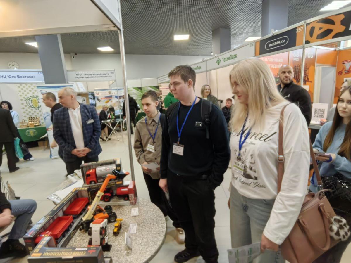 Посещение форума «Саратов-Агро.2026» Фото 9