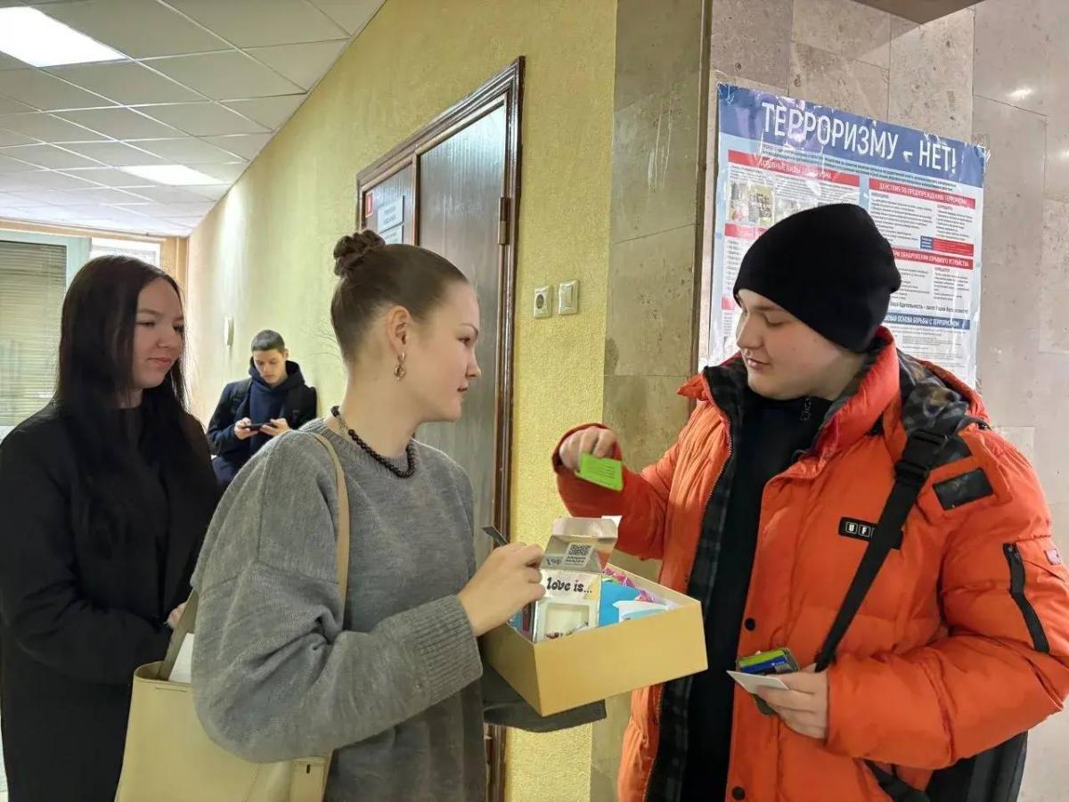 Акция «Поздравляем, защитники!» от Совета обучающихся колледжа Фото 2