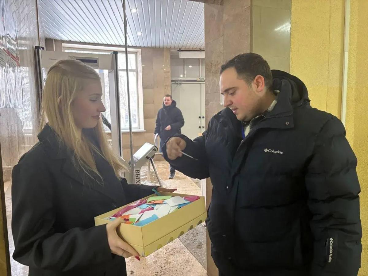 Акция «Поздравляем, защитники!» от Совета обучающихся колледжа Фото 5