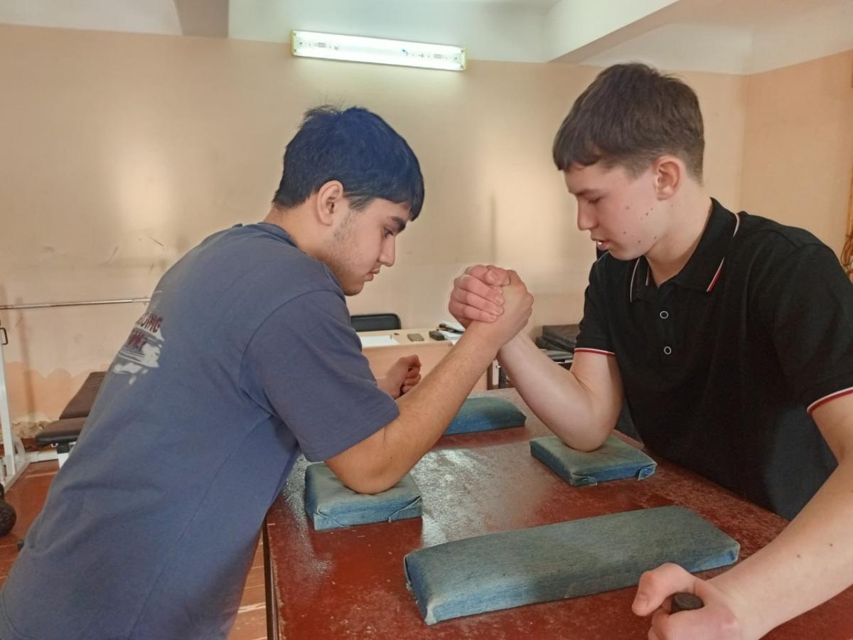 Спортивное соревнование по армрестлингу Фото 1