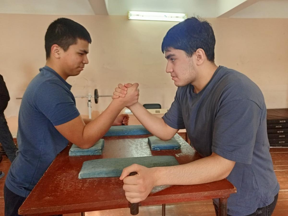 Спортивное соревнование по армрестлингу Фото 2