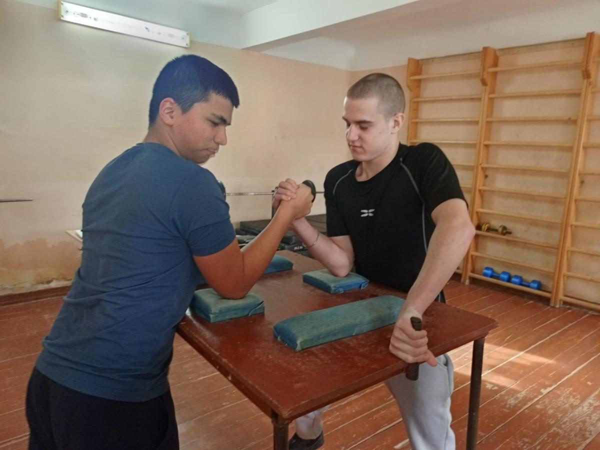 Спортивное соревнование по армрестлингу Фото 3