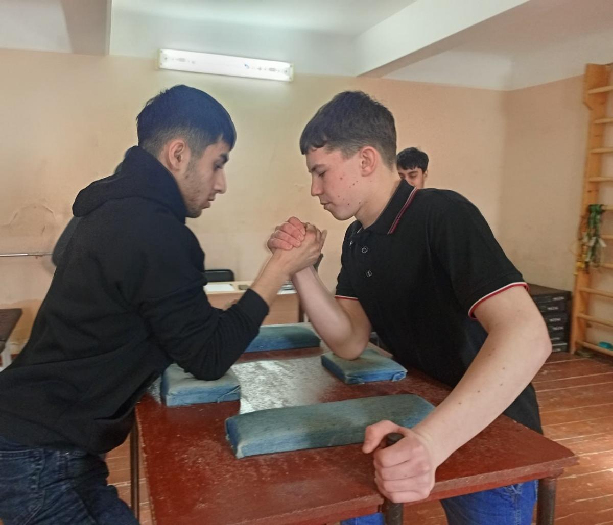 Спортивное соревнование по армрестлингу Фото 4