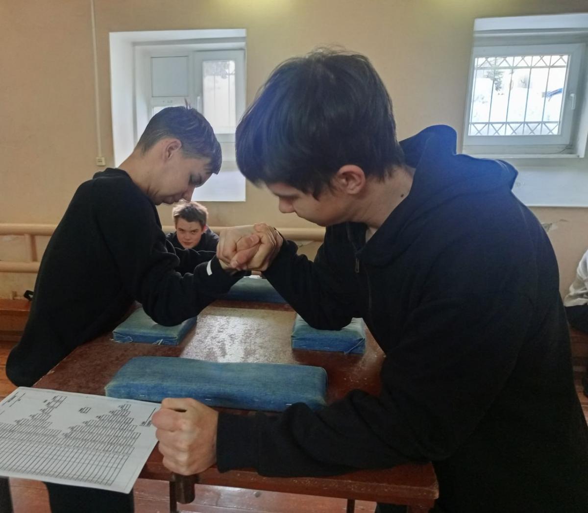 Спортивное соревнование по армрестлингу Фото 5