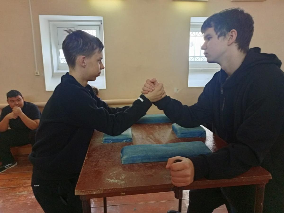 Спортивное соревнование по армрестлингу Фото 7