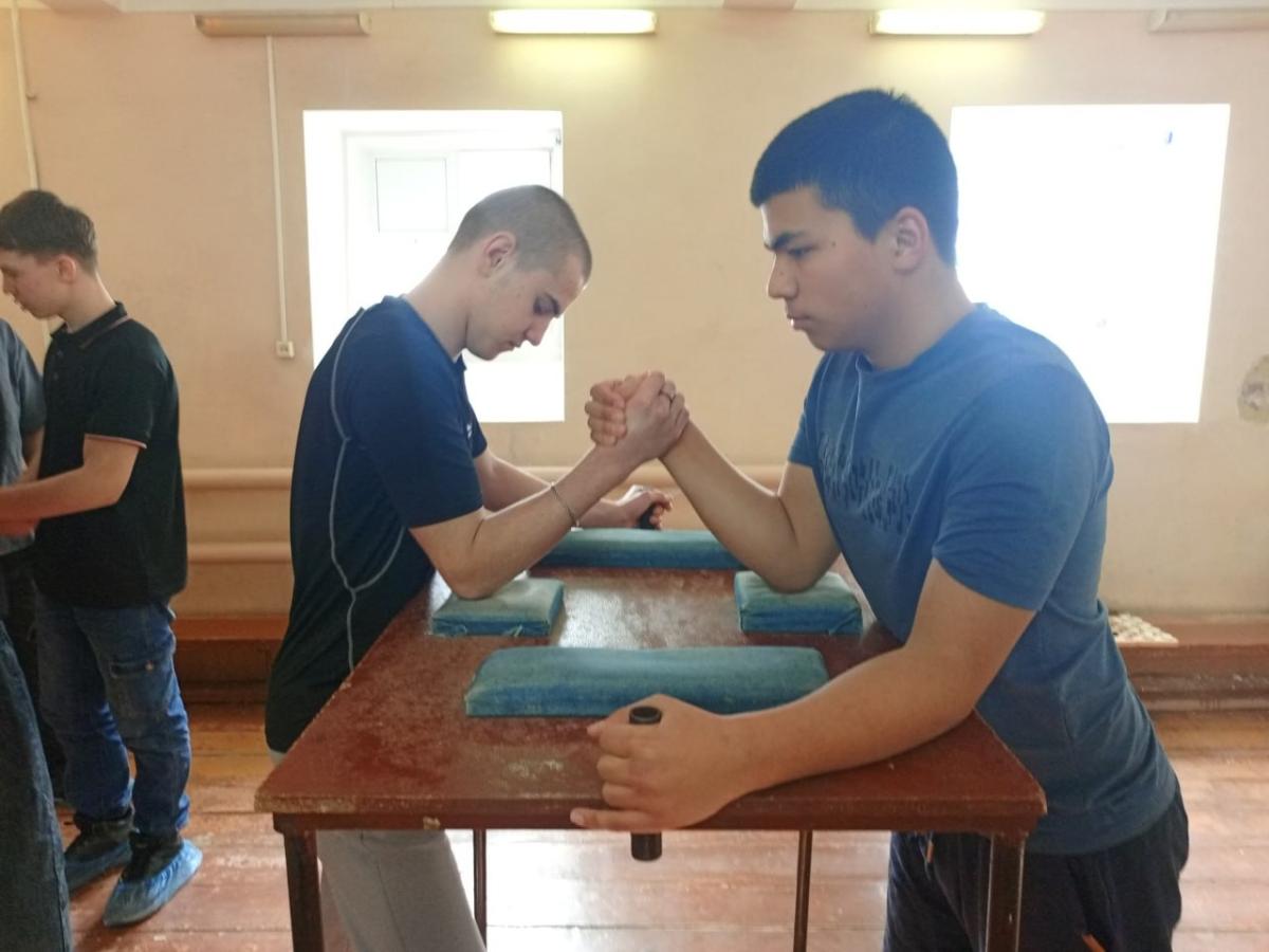 Спортивное соревнование по армрестлингу Фото 8