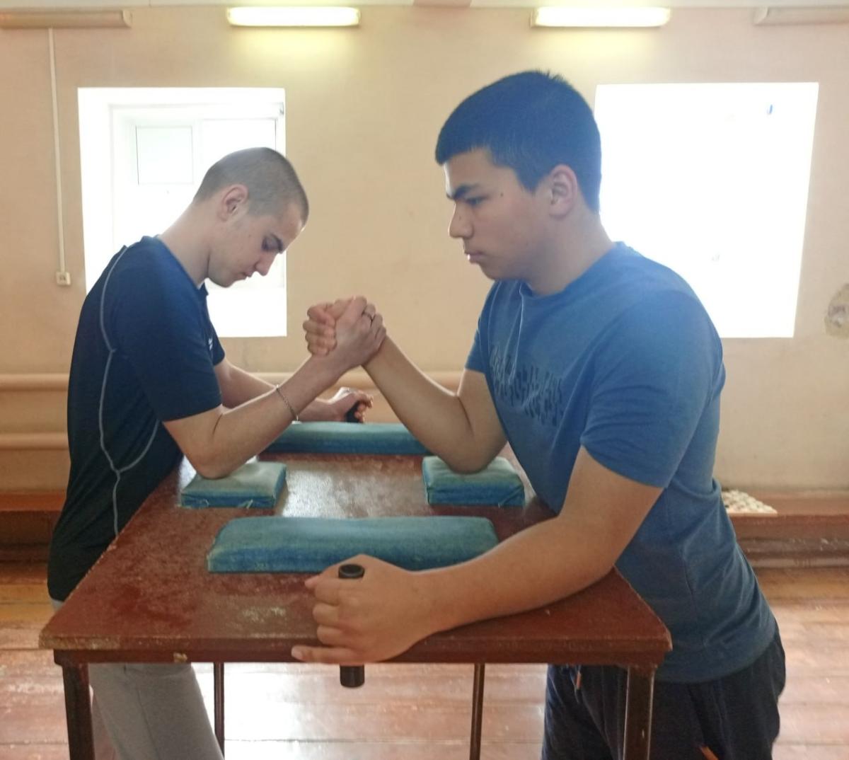 Спортивное соревнование по армрестлингу