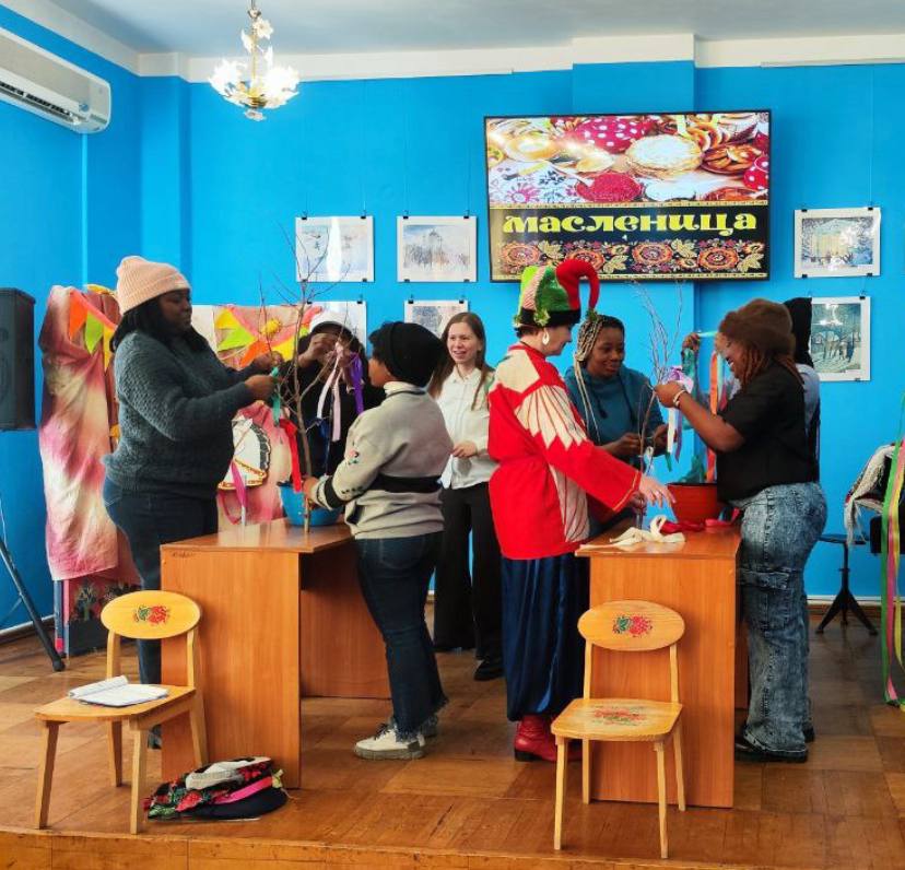 Слушатели центра довузовской подготовки, академической мобильности и грантовой деятельности Вавиловского университета познакомились с традициями празднования Масленицы Фото 1