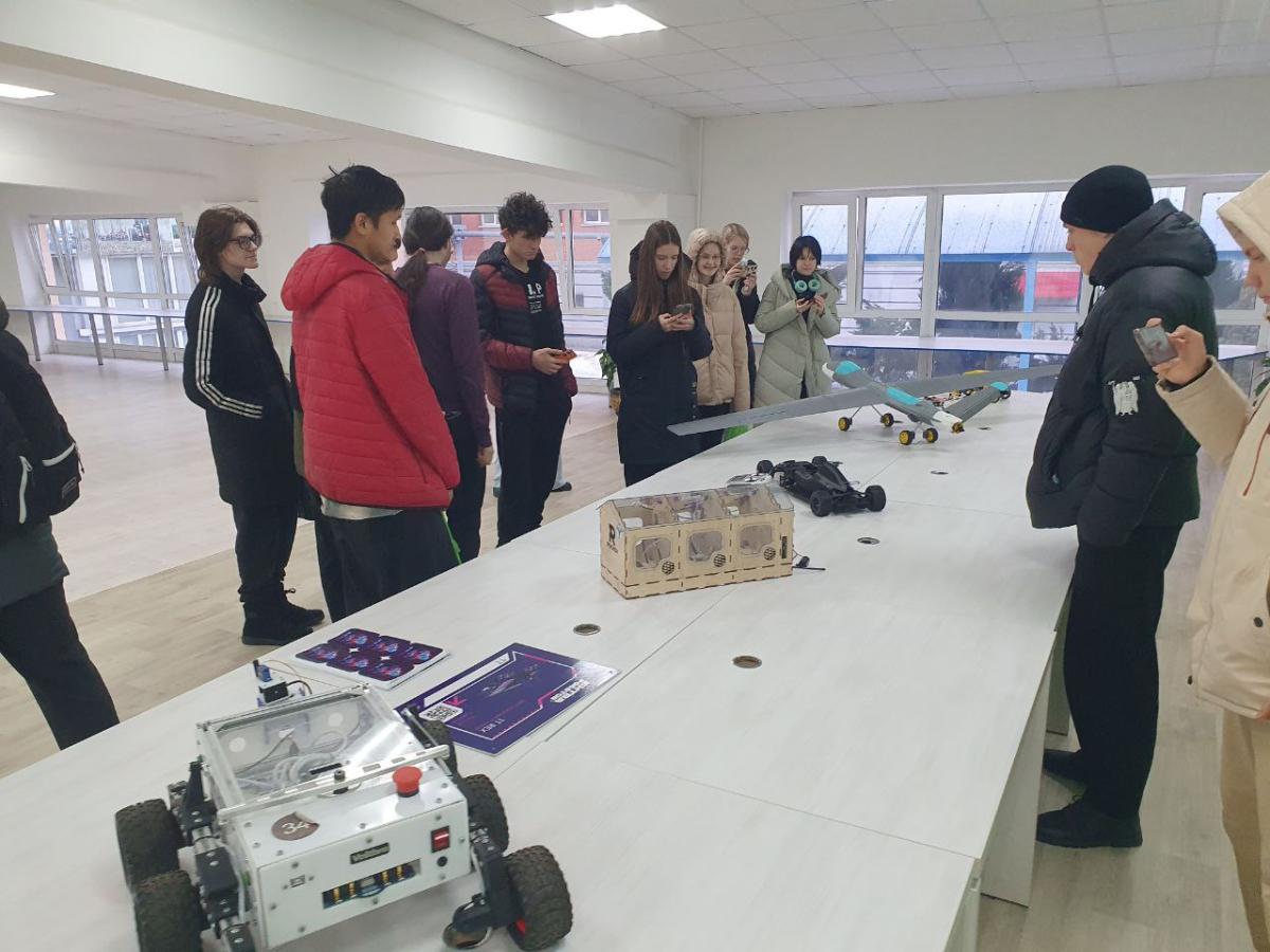 Для школьников из центра «Галактика 64» провели экскурсию Фото 3