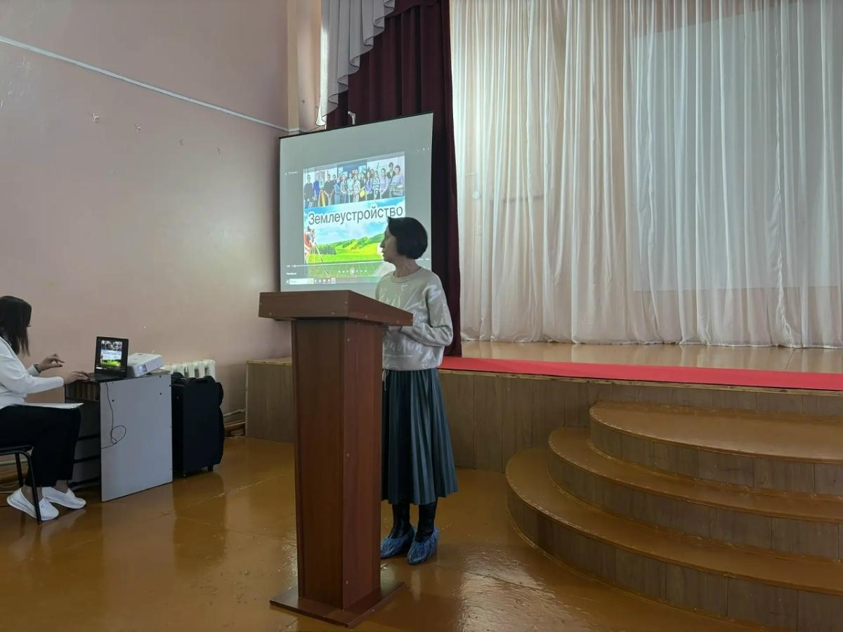 Представитель техникума посетила родительское собрание в городской школе. Фото 2