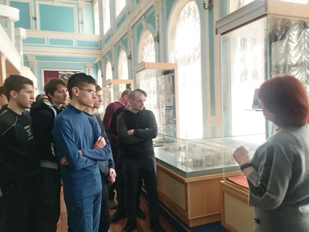 Студенты заочной формы обучения посетили музей истории университета Фото 2