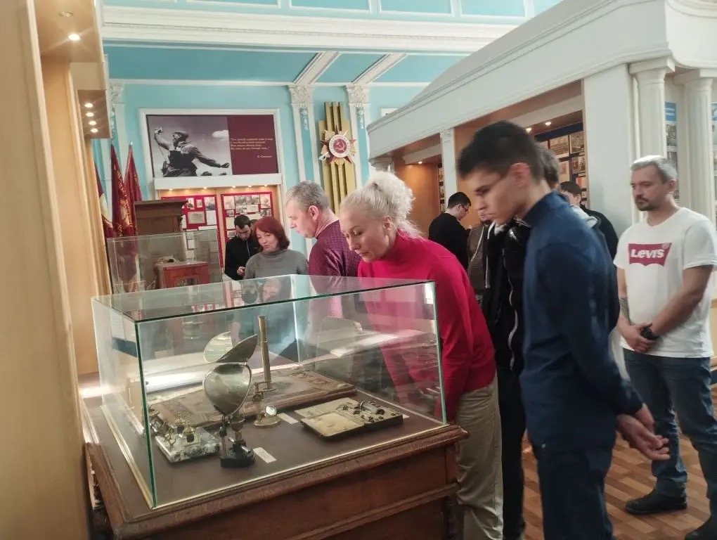Студенты заочной формы обучения посетили музей истории университета Фото 3
