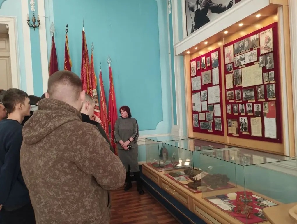 Студенты заочной формы обучения посетили музей истории университета Фото 4