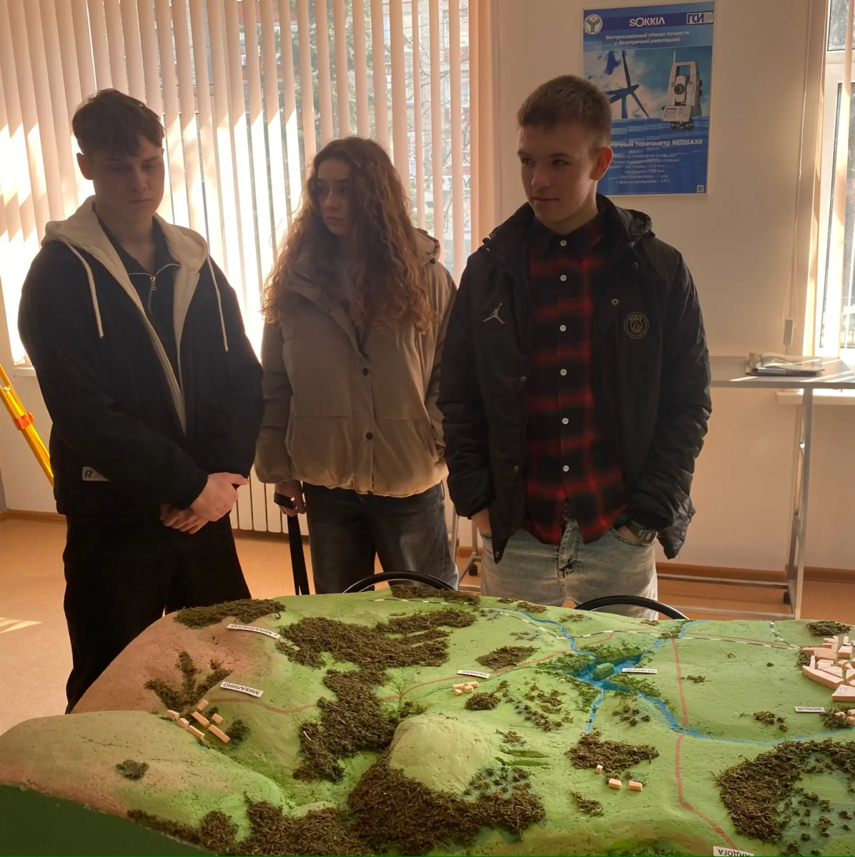 Для школьников с.Белогорное Вольского района прошла экскурсия по университету Фото 12