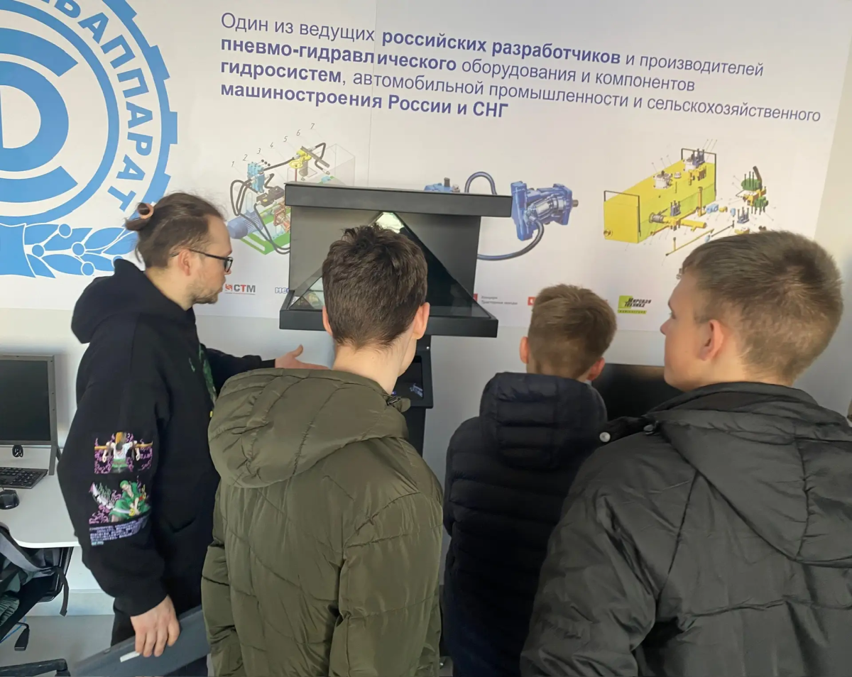 Для школьников с.Белогорное Вольского района прошла экскурсия по университету Фото 4