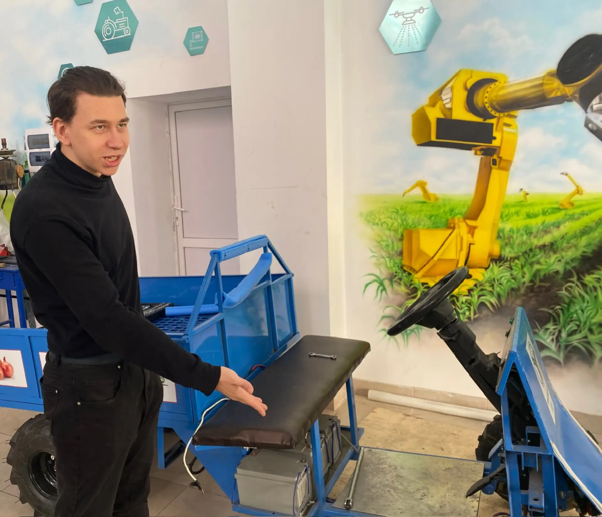 Для школьников с.Белогорное Вольского района прошла экскурсия по университету Фото 5