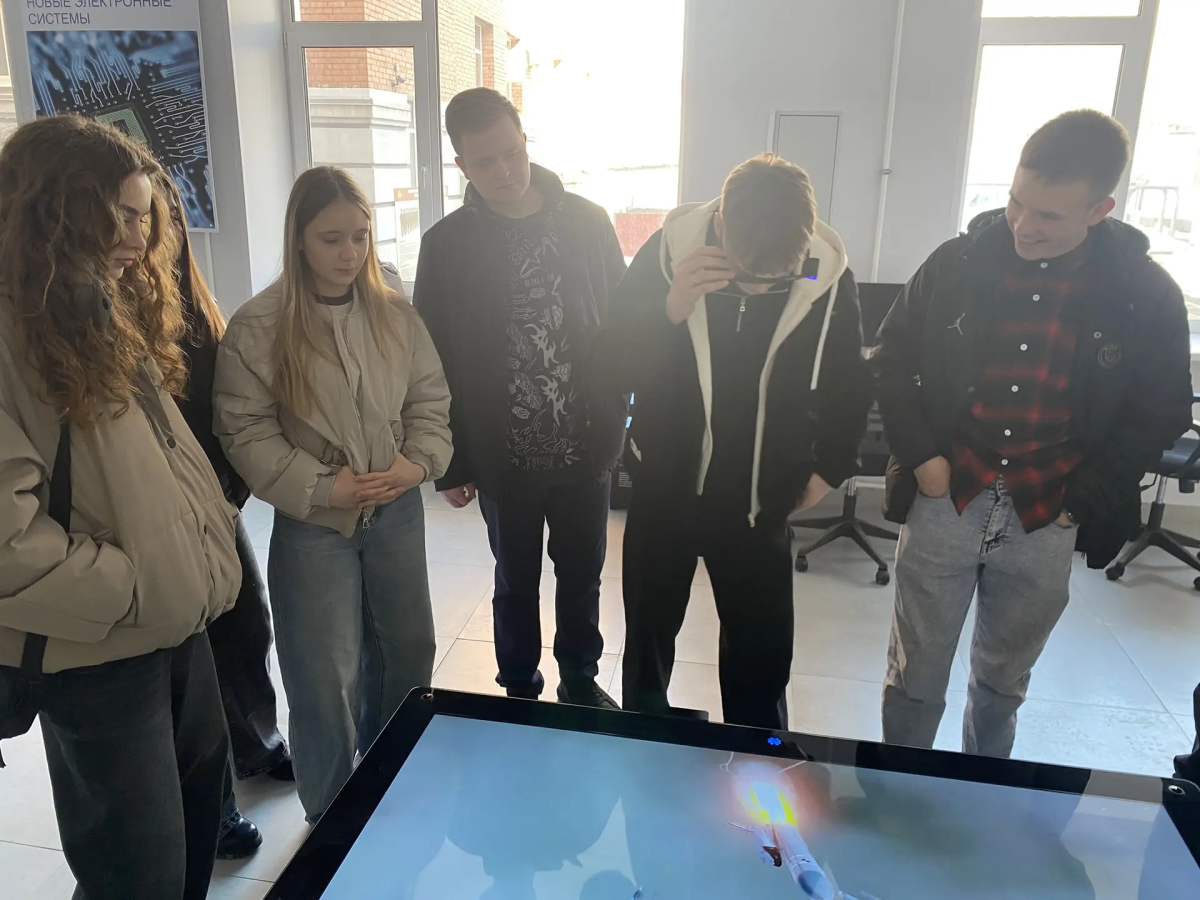 Для школьников с.Белогорное Вольского района прошла экскурсия по университету Фото 7