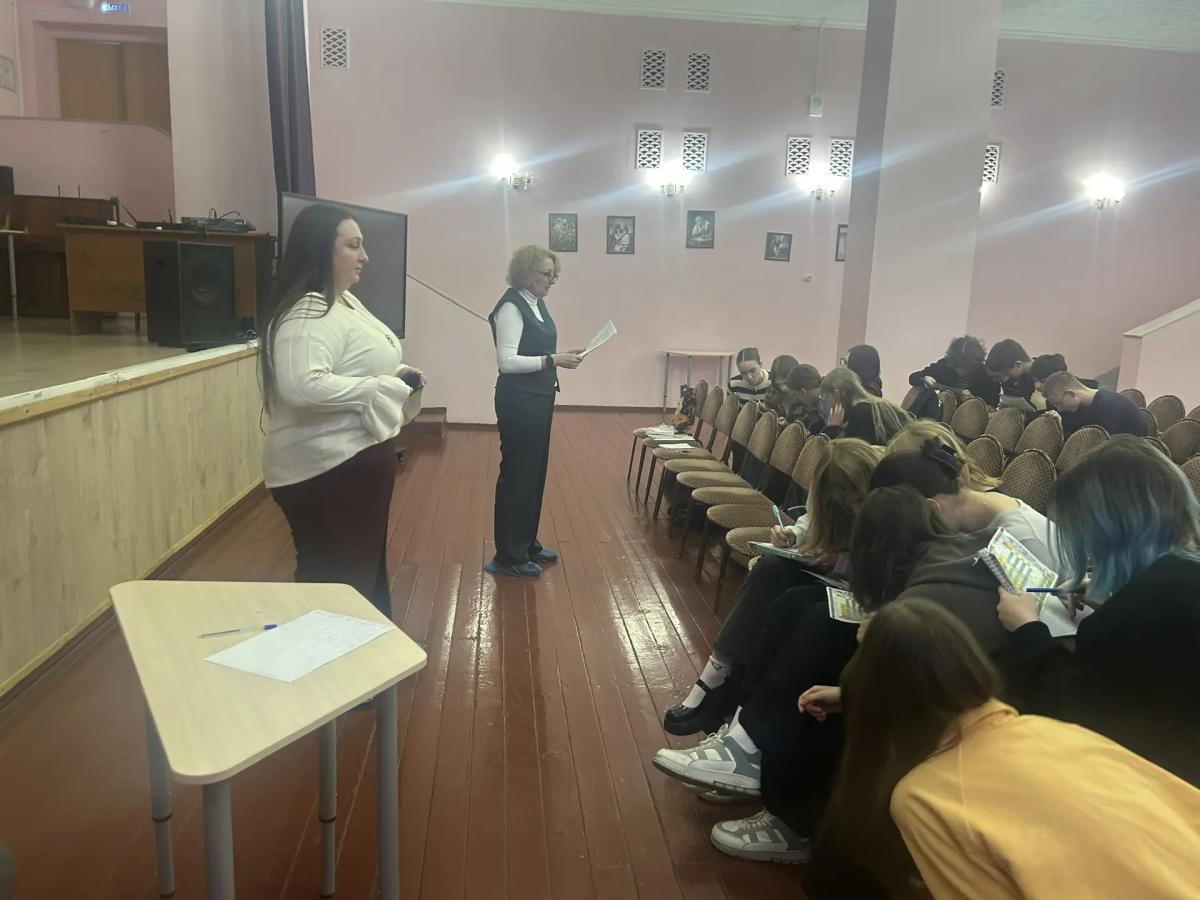 Интеллектуальная игра «Химия – правая рука физики, а математика - ее глаз», посвященная Году единства народов России Фото 3