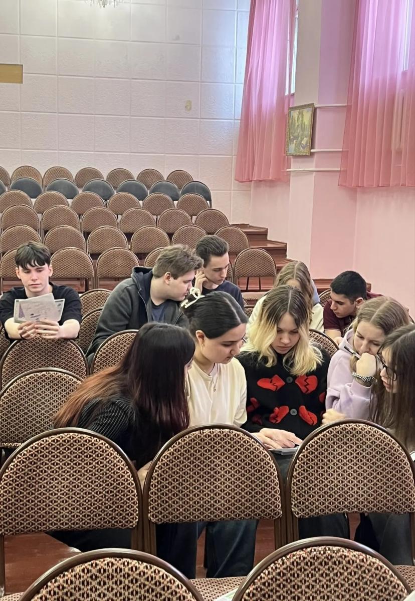 Интеллектуальная игра «Химия – правая рука физики, а математика - ее глаз», посвященная Году единства народов России Фото 4