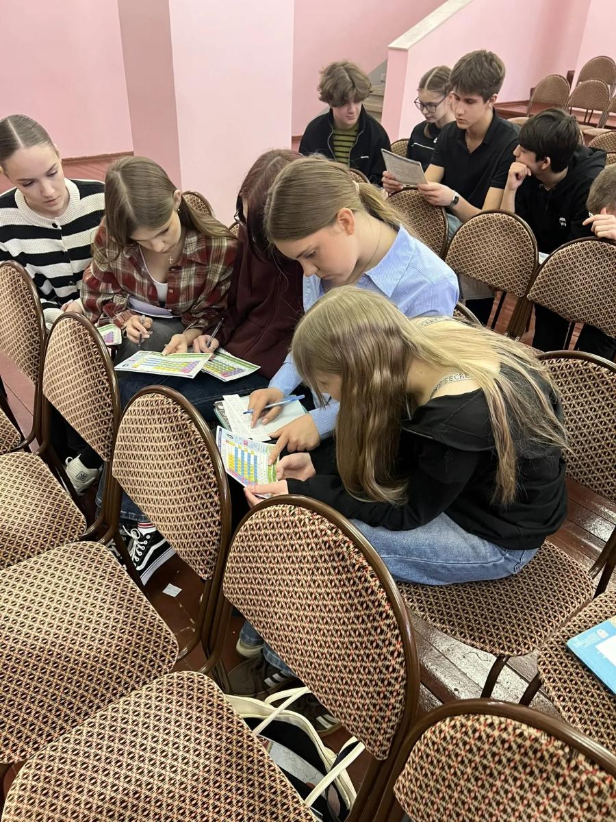 Интеллектуальная игра «Химия – правая рука физики, а математика - ее глаз», посвященная Году единства народов России Фото 5