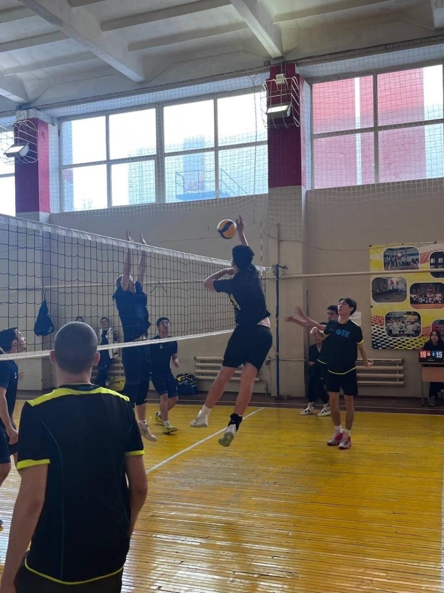 Участие команды юношей ФТК в соревнованиях по волейболу Фото 1