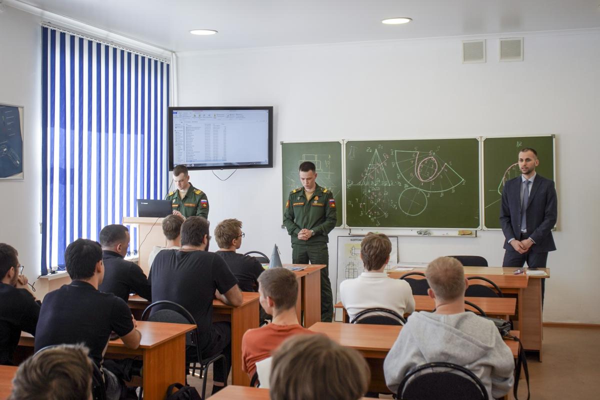 Студенты встретились с бойцами войск беспилотных систем и представителями 12 ГУ МО