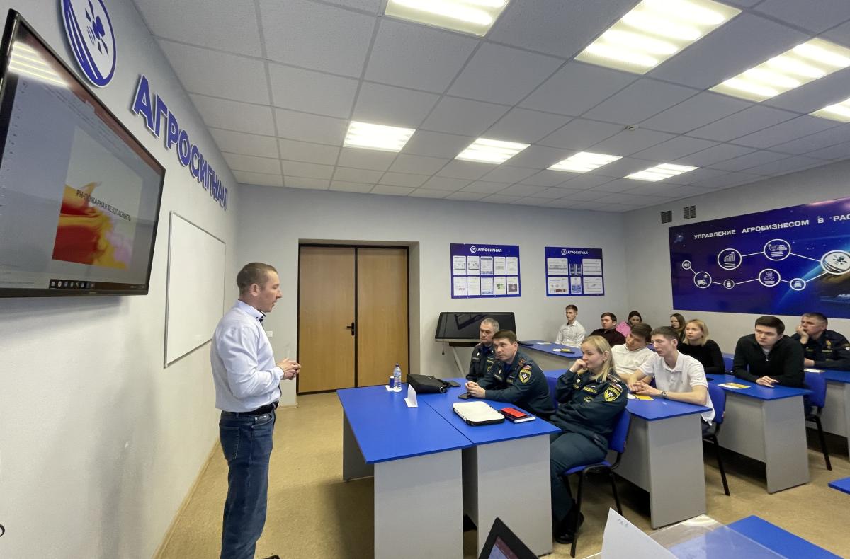 От учебы к карьере (День карьеры): Вавиловский университет открыл двери ведущим работодателям Саратовской области Фото 12
