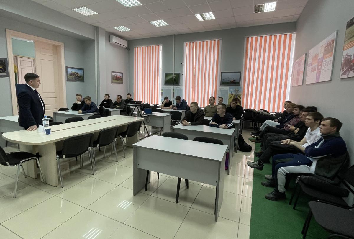 От учебы к карьере (День карьеры): Вавиловский университет открыл двери ведущим работодателям Саратовской области Фото 14