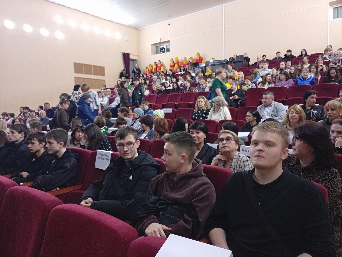 Студенты Марксовского филиала Вавиловского университета посетили концерт ко Дню работника культуры Фото 1