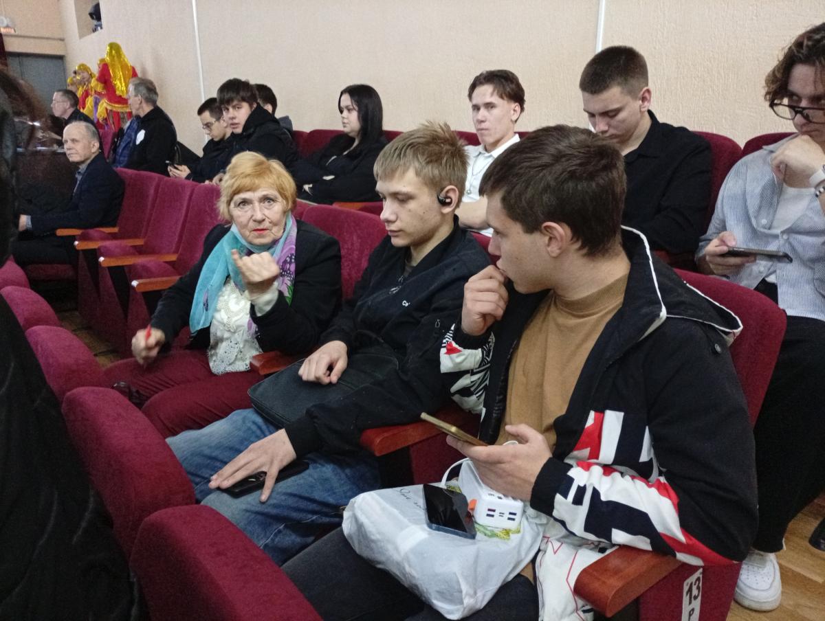 Студенты Марксовского филиала Вавиловского университета посетили концерт ко Дню работника культуры Фото 2