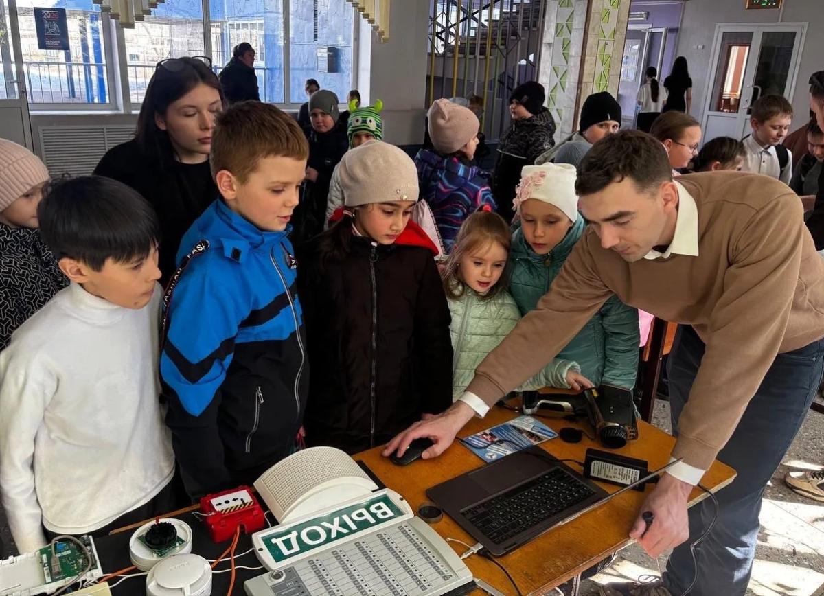 Встреча с будущими абитуриентами: ученые и студенты Вавиловского университета провели профориентационные мастер-классы в МАОУ «СОШ № 51 имени Г.К. Жукова» г. Саратова Фото 1 Встреча с будущими абитуриентами: ученые и студенты Вавиловского университета провели профориентационные мастер-классы в МАОУ «СОШ № 51 имени Г.К. Жукова» г. Саратова Фото 1