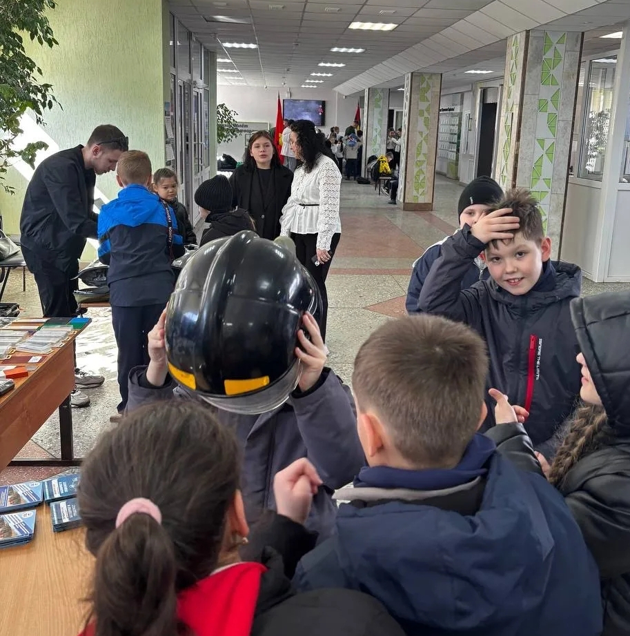 Встреча с будущими абитуриентами: ученые и студенты Вавиловского университета провели профориентационные мастер-классы в МАОУ «СОШ № 51 имени Г.К. Жукова» г. Саратова Фото 11 Встреча с будущими абитуриентами: ученые и студенты Вавиловского университета провели профориентационные мастер-классы в МАОУ «СОШ № 51 имени Г.К. Жукова» г. Саратова Фото 11