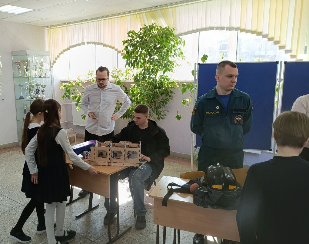 Встреча с будущими абитуриентами: ученые и студенты Вавиловского университета провели профориентационные мастер-классы в МАОУ «СОШ № 51 имени Г.К. Жукова» г. Саратова Фото 12 Встреча с будущими абитуриентами: ученые и студенты Вавиловского университета провели профориентационные мастер-классы в МАОУ «СОШ № 51 имени Г.К. Жукова» г. Саратова Фото 12