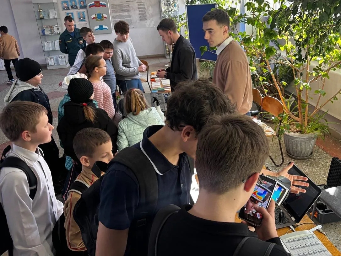 Встреча с будущими абитуриентами: ученые и студенты Вавиловского университета провели профориентационные мастер-классы в МАОУ «СОШ № 51 имени Г.К. Жукова» г. Саратова Фото 2 Встреча с будущими абитуриентами: ученые и студенты Вавиловского университета провели профориентационные мастер-классы в МАОУ «СОШ № 51 имени Г.К. Жукова» г. Саратова Фото 2