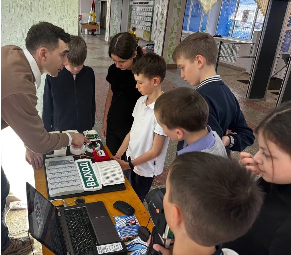 Встреча с будущими абитуриентами: ученые и студенты Вавиловского университета провели профориентационные мастер-классы в МАОУ «СОШ № 51 имени Г.К. Жукова» г. Саратова Фото 3 Встреча с будущими абитуриентами: ученые и студенты Вавиловского университета провели профориентационные мастер-классы в МАОУ «СОШ № 51 имени Г.К. Жукова» г. Саратова Фото 3