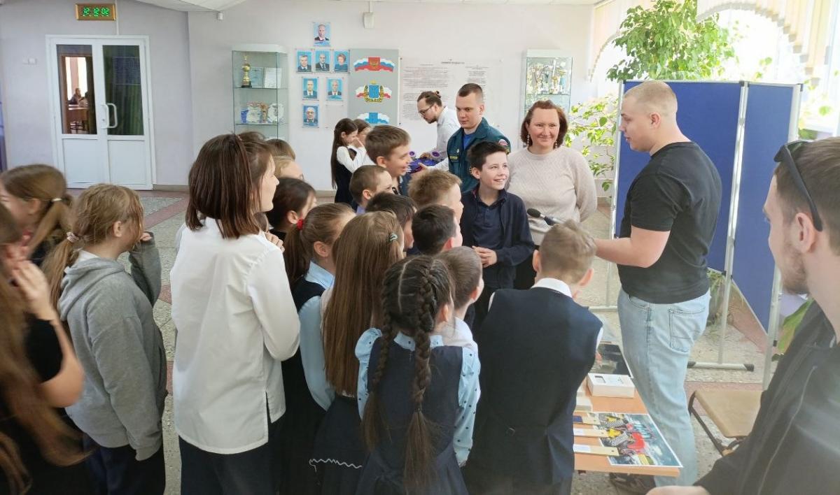 Встреча с будущими абитуриентами: ученые и студенты Вавиловского университета провели профориентационные мастер-классы в МАОУ «СОШ № 51 имени Г.К. Жукова» г. Саратова Фото 4 Встреча с будущими абитуриентами: ученые и студенты Вавиловского университета провели профориентационные мастер-классы в МАОУ «СОШ № 51 имени Г.К. Жукова» г. Саратова Фото 4