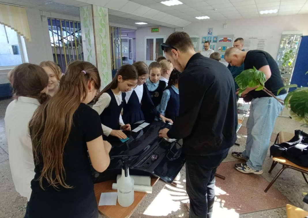 Встреча с будущими абитуриентами: ученые и студенты Вавиловского университета провели профориентационные мастер-классы в МАОУ «СОШ № 51 имени Г.К. Жукова» г. Саратова Фото 5 Встреча с будущими абитуриентами: ученые и студенты Вавиловского университета провели профориентационные мастер-классы в МАОУ «СОШ № 51 имени Г.К. Жукова» г. Саратова Фото 5