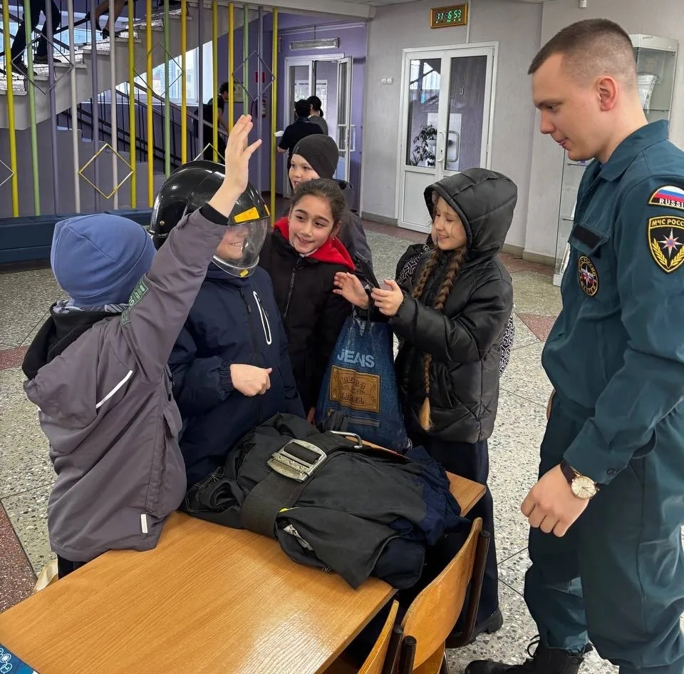 Встреча с будущими абитуриентами: ученые и студенты Вавиловского университета провели профориентационные мастер-классы в МАОУ «СОШ № 51 имени Г.К. Жукова» г. Саратова Фото 8 Встреча с будущими абитуриентами: ученые и студенты Вавиловского университета провели профориентационные мастер-классы в МАОУ «СОШ № 51 имени Г.К. Жукова» г. Саратова Фото 8