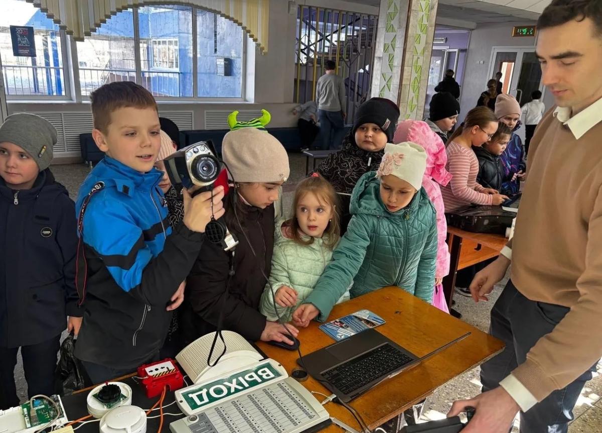 Встреча с будущими абитуриентами: ученые и студенты Вавиловского университета провели профориентационные мастер-классы в МАОУ «СОШ № 51 имени Г.К. Жукова» г. Саратова