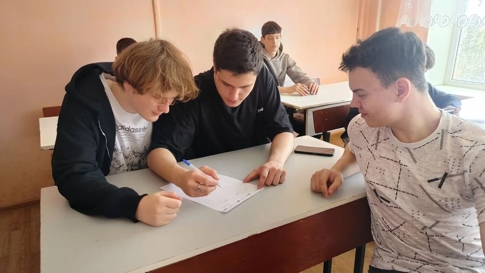 Очередная неделя началась с линейки и "Разговоров о важном". Фото 1