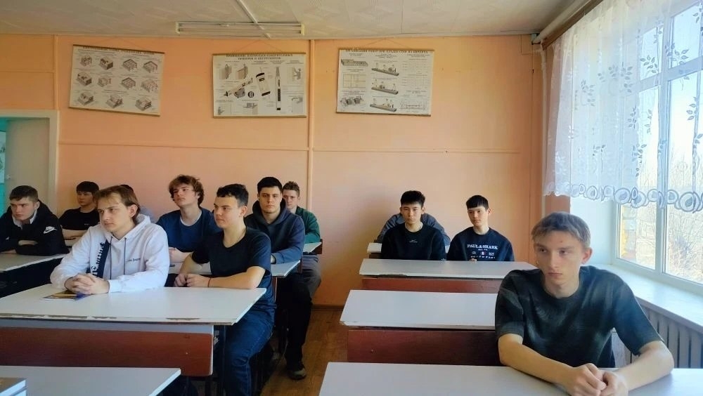 Очередная неделя началась с линейки и "Разговоров о важном". Фото 2