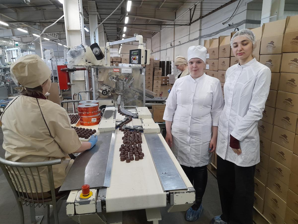 Будущие технологи посетили с экскурсией Саратовскую кондитерскую фабрику Фото 1
