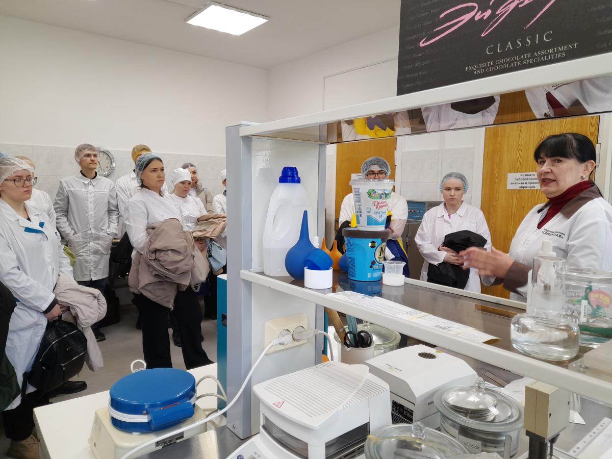 Будущие технологи посетили с экскурсией Саратовскую кондитерскую фабрику Фото 2